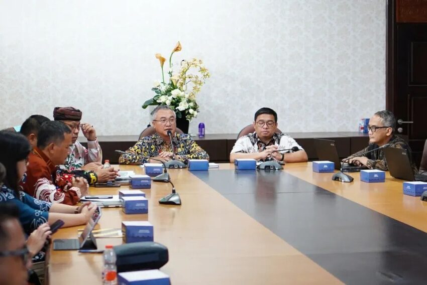 Tim KPK berdiskusi dengan Pemkab Malinau dalam rapat koordinasi pencegahan korupsi dan evaluasi capaian MCP 2025.