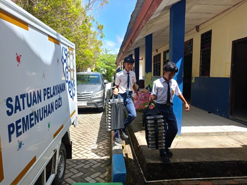 MBG. Distribusi hidangan MBG tiba di sekolah, dibawa langsung oleh para siswa ke ruang makan.