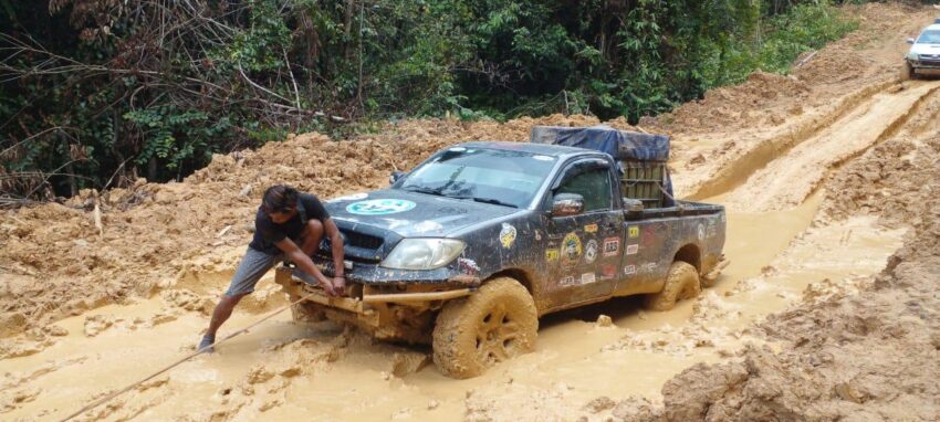 Ilustrasi medan jalan di kawasan perbatasan Kaltara yang sulit dilalui kendaraan. Proyek pembangunan jalan dan Jembatan Binuang diharapkan menjadi solusi konektivitas antarwilayah.