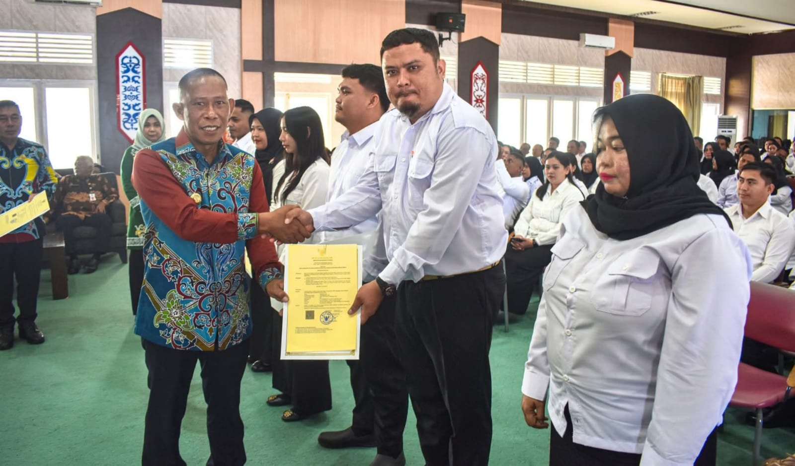 Momen penyerahan SK PPPK Paruh Waktu oleh Bupati Bulungan, menandai mulai bertugasnya 264 pegawai baru di berbagai unit layanan.
