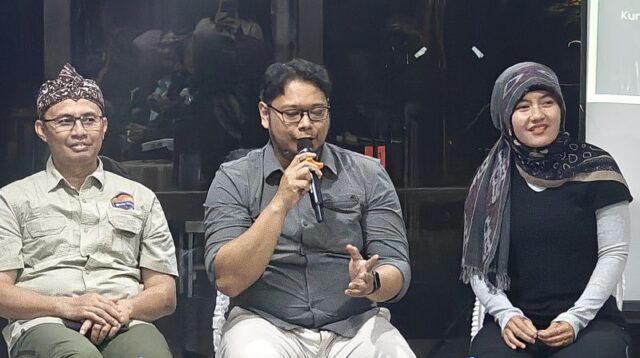 Project Manager FOLU NC 2&3 Kementerian Kehutanan, Arga Paradita Sutiyono memberi penjelasan forum diskusi "Sinergi Perempuan Indonesia Untuk Indonesia FOLU NET SINK 2030" Kementerian Kehutanan di Taman Nasional Gunung Ciremai, Kuningan, Jawa Barat, Senin (11/5/2026). ANTARA/M Riezko Bima Elko Prasetyo