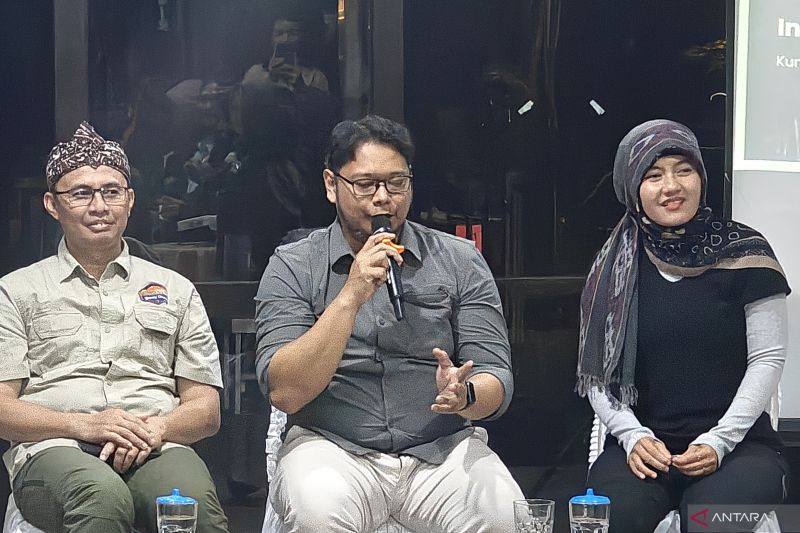 Project Manager FOLU NC 2&3 Kementerian Kehutanan, Arga Paradita Sutiyono memberi penjelasan forum diskusi "Sinergi Perempuan Indonesia Untuk Indonesia FOLU NET SINK 2030" Kementerian Kehutanan di Taman Nasional Gunung Ciremai, Kuningan, Jawa Barat, Senin (11/5/2026). ANTARA/M Riezko Bima Elko Prasetyo