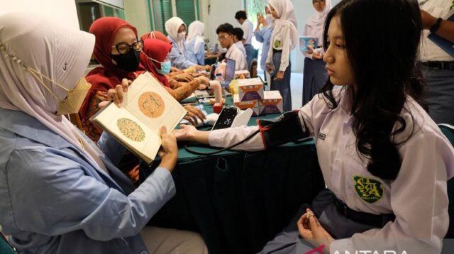 Ilustrasi - Petugas medis melakukan cek tekanan darah saat pemeriksaan kesehatan kepada pelajar SMA. ANTARA FOTO/Maulana Surya/nz/am.