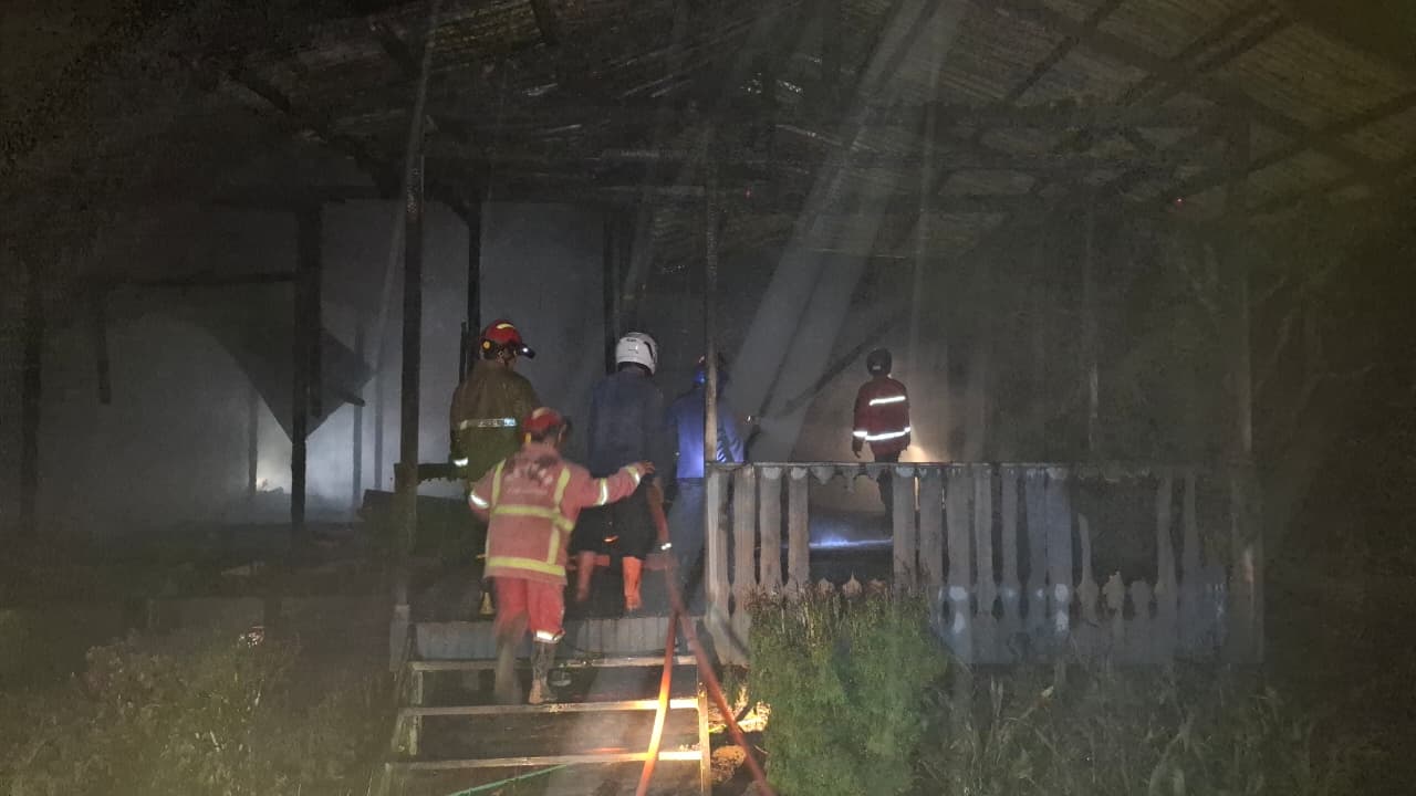 kebakaran kebakaran-rumah-di-sempayang.jpg.