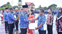 bupati-wempi-serahkan-sk-pensiun.jpg bupati-wempi-serahkan-sk-pensiun.jpg