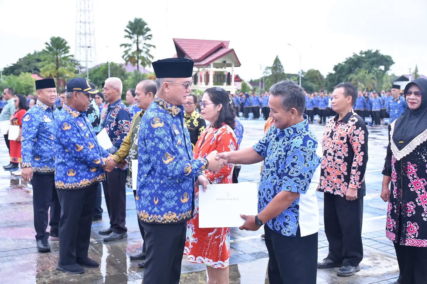 bupati-wempi-serahkan-sk-pensiun.jpg bupati-wempi-serahkan-sk-pensiun.jpg