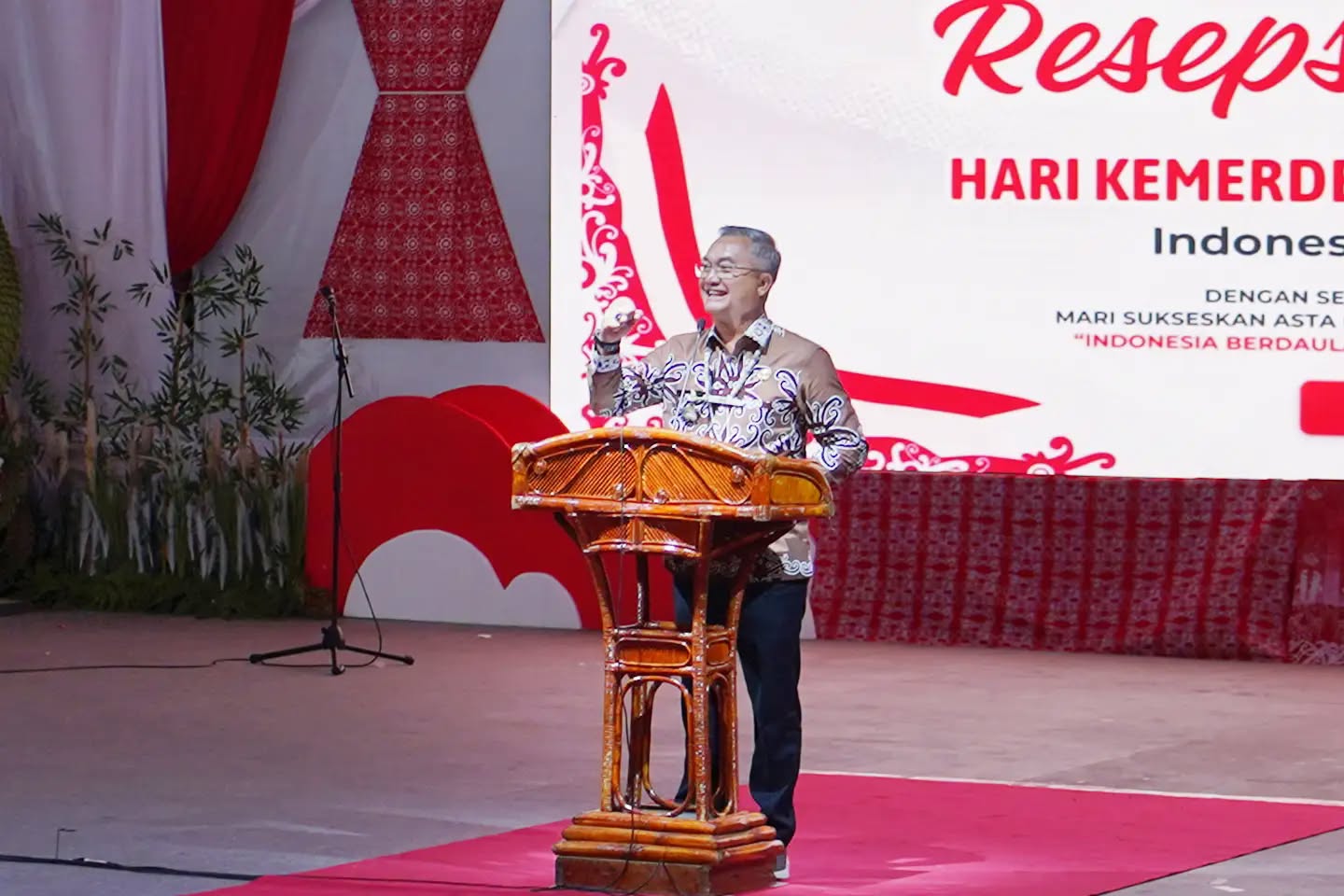 bupati-wempi-hut-ri.jpg bupati-wempi-hut-ri.jpg