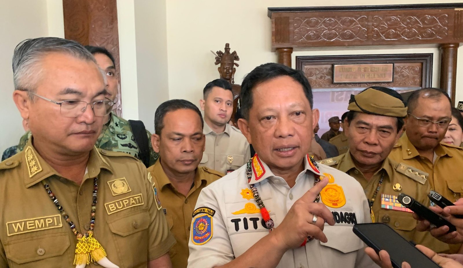 Jalan Perbatasan Malinau-Nunukan, Tito Karnavian, BNPP, Infrastruktur Malinau, Krayan Menteri Dalam Negeri (Mendagri) RI sekaligus Kepala Badan Nasional Pengelola Perbatasan (BNPP), Jenderal (Purn.) Prof. Drs. H. Muhammad Tito Karnavian, M.A., Ph.D.,