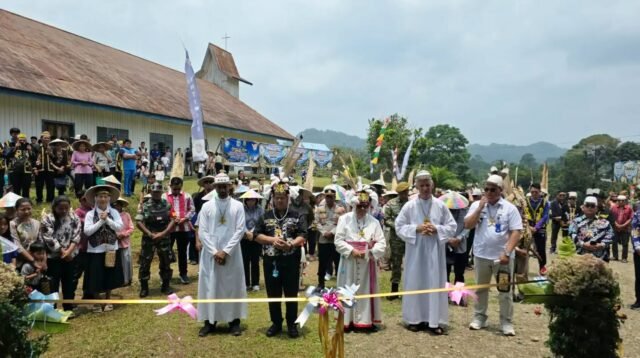 gereja-santo-lukas-apau-kayan.jpg.