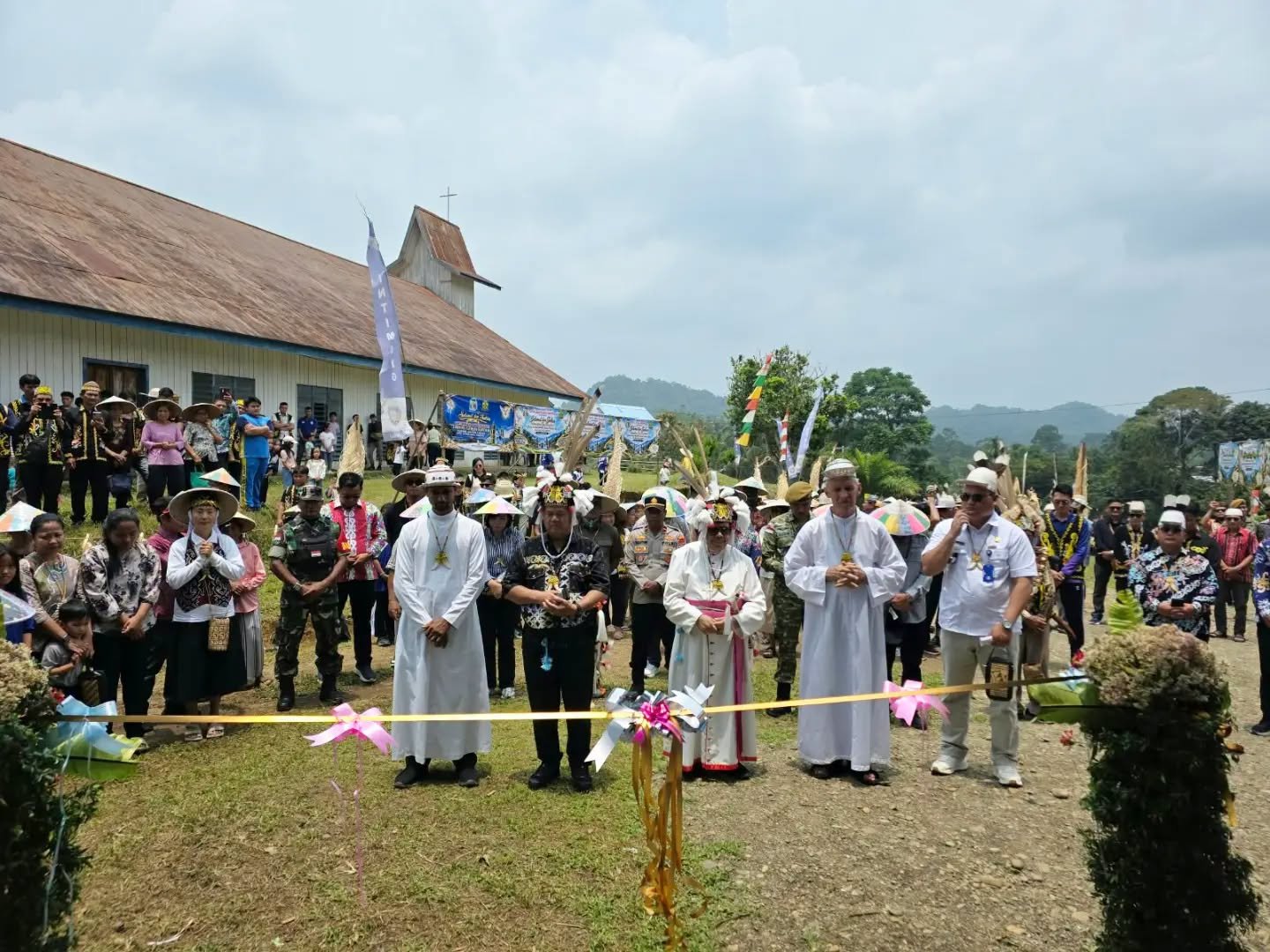gereja-santo-lukas-apau-kayan.jpg gereja-santo-lukas-apau-kayan.jpg.